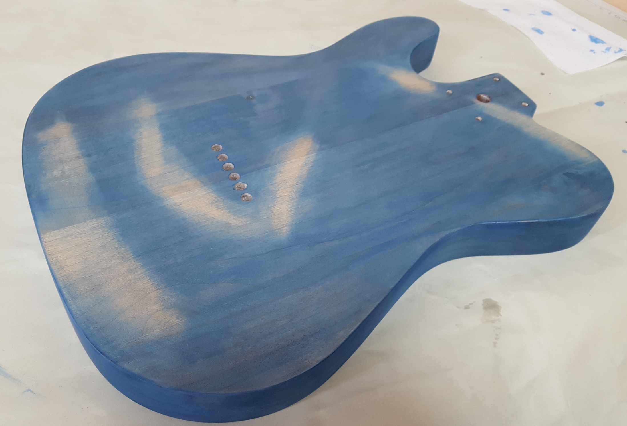 ギターの塗装 ステイン着色 　傷をサンディング